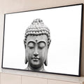 Cabeça de Buda esculpida em pedra cinza, olhos fechados e cachos espirais, fundo branco, quadro decorativo