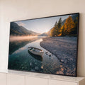 Barco branco em lago cristalino ao amanhecer, montanhas, neblina e árvores douradas, quadro decorativo