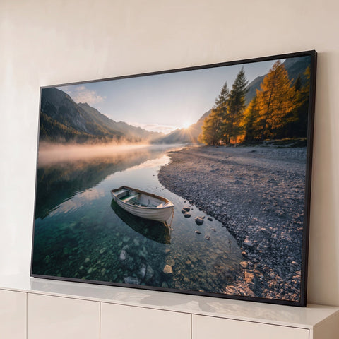Barco branco em lago cristalino ao amanhecer, montanhas, neblina e árvores douradas, quadro decorativo