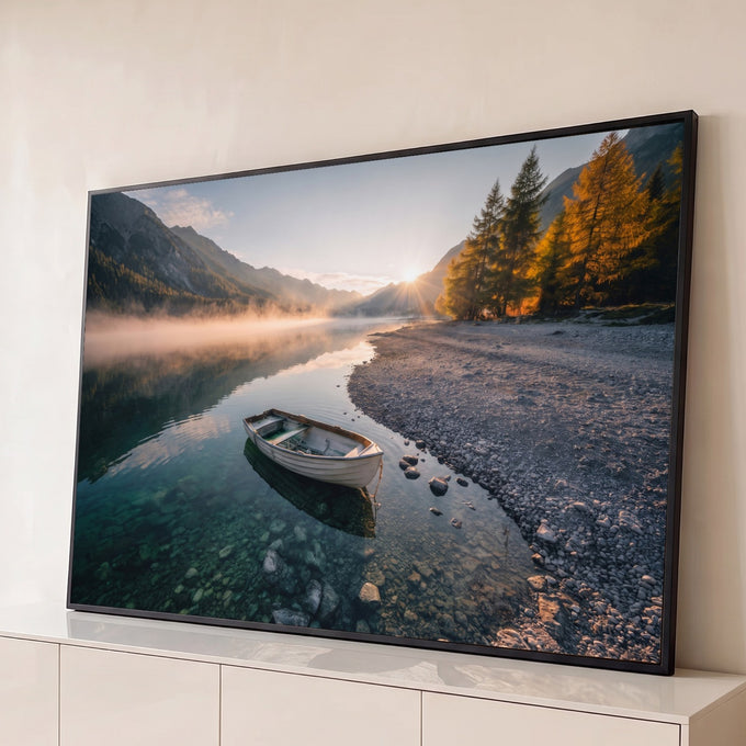 Barco branco em lago cristalino ao amanhecer, montanhas, neblina e árvores douradas, quadro decorativo