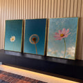 Quadro Decorativo Kit 3 Telas Flores Brancas para Sala Azul | quadros decorativos para sala | tríptico com cosmos branca, dente-de-leão e cosmos rosa sobre fundos azuis | Porao dos Quadros