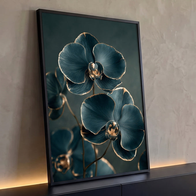 Quadro Decorativo Orquídea Azul Petróleo com Borda Dourada | quadros decorativos para sala | orquídeas azul petróleo com bordas douradas em fundo escuro | Porao dos Quadros