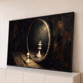 Pintura a óleo de peão de xadrez diante de espelho oval que reflete um rei, fundo escuro, quadro decorativo