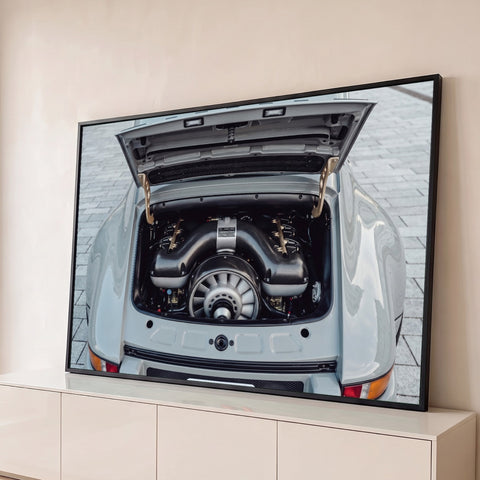 Motor de Porsche 911 cinza com capô aberto, fibra de carbono e ventoinha, quadro decorativo