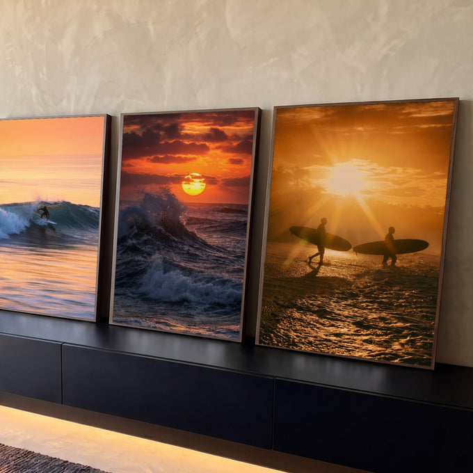 Quadro Decorativo Kit 3 Telas Surfistas e Ondas para Sala | quadros decorativos para sala | surfistas e ondas ao pôr do sol em tríptico com tons laranja e silhuetas | Porao dos Quadros