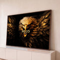 Águia de penas douradas com bico aberto, asas abertas e palavra FOCO em fundo preto, quadro decorativo