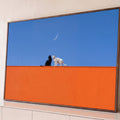 Quadro Decorativo Grande Gato Preto e Gato para Sala Laranja | quadros decorativos para sala | gato preto e gato branco sobre muro laranja com lua crescente no céu azul | Porao dos Quadros