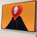 Rosto branco de olhos fechados dentro de coração de fios laranja, manto preto e fundo laranja, quadro decorativo