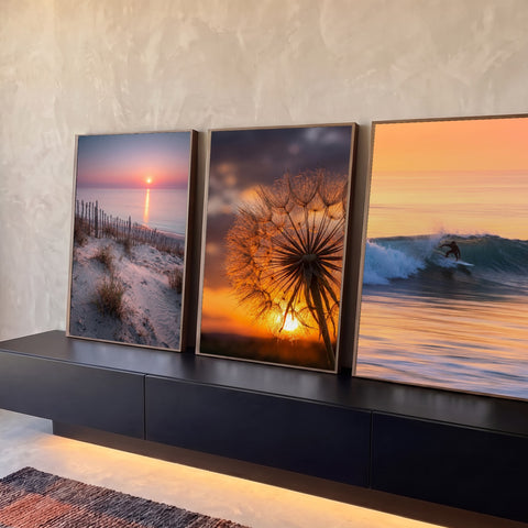 Quadro Decorativo Kit 3 Telas Praia Dente de Leão para Sala | quadros decorativos para sala | tríptico com praia ao entardecer, dente-de-leão em contraluz e surfista em onda dourada | Porao dos Quadros