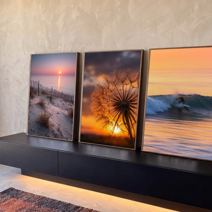 Quadro Decorativo Kit 3 Telas Praia Dente de Leão para Sala | quadros decorativos para sala | tríptico com praia ao entardecer, dente-de-leão em contraluz e surfista em onda dourada | Porao dos Quadros