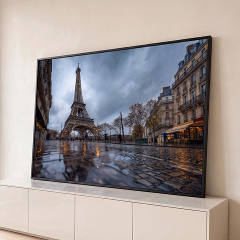 Torre Eiffel sob céu nublado e rua de pedras molhada refletindo luzes em Paris, quadro decorativo