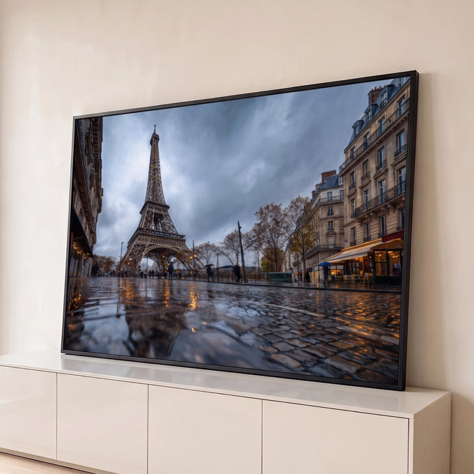 Quadro Decorativo Grande Torre Eiffel Cinza para Sala | quadros decorativos para sala | Torre Eiffel sob céu nublado com rua de paralelepípedos molhada refletindo luzes | Porao dos Quadros