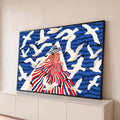 Ilustração de mulher com chapéu e vestido listrado entre gaivotas sobre mar azul, quadro decorativo