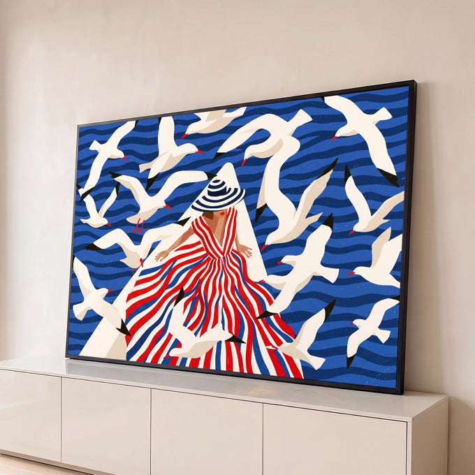 Ilustração de mulher com chapéu e vestido listrado entre gaivotas sobre mar azul, quadro decorativo
