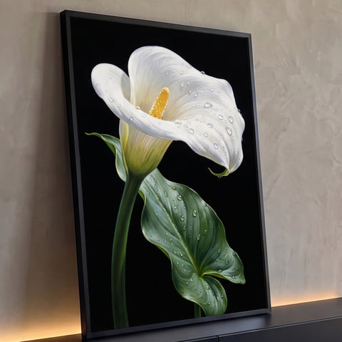 Flor copo de leite branca com gotas de água e folha verde sobre fundo preto, quadro decorativo