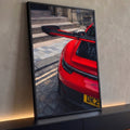 Traseira de Porsche 911 GT3 vermelho com aerofólio de carbono em rua de paralelepípedos, quadro decorativo