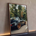 Porsche Targa preto com rodas bronze em alta velocidade, árvores desfocadas ao fundo, quadro decorativo