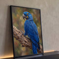 Arara-azul jacinto pintada a óleo pousada em tronco seco com fundo verde desfocado, quadro decorativo