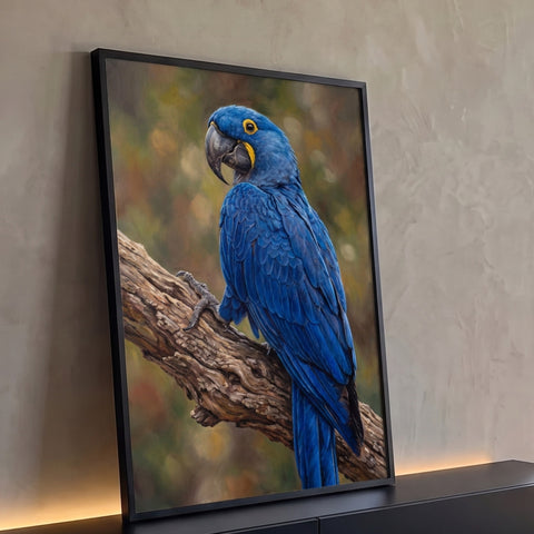 Arara-azul jacinto pintada a óleo pousada em tronco seco com fundo verde desfocado, quadro decorativo