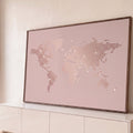 Quadro Decorativo Grande Mapa Mundi em Pontos para Sala Rosa | quadros decorativos para sala | mapa múndi formado por pontos em tons de rosé e cobre sobre fundo rosa claro | Porao dos Quadros