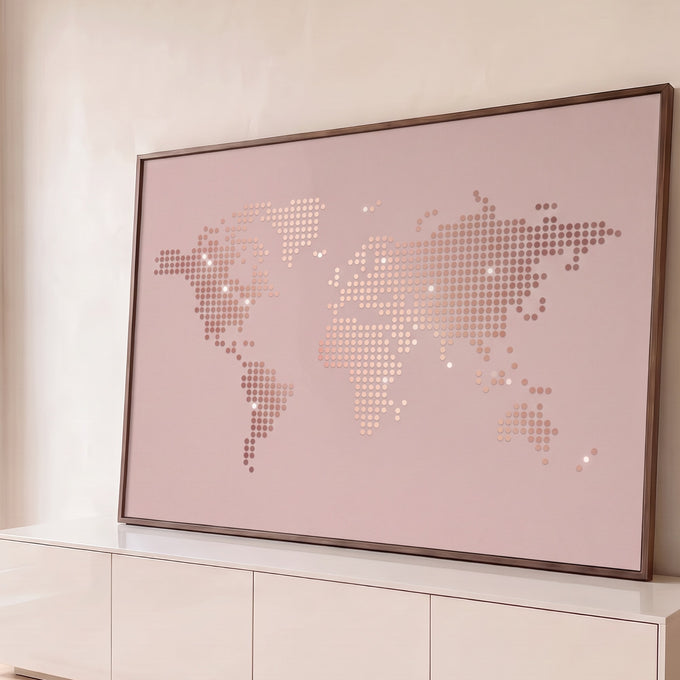 Quadro Decorativo Grande Mapa Mundi em Pontos para Sala Rosa | quadros decorativos para sala | mapa múndi formado por pontos em tons de rosé e cobre sobre fundo rosa claro | Porao dos Quadros