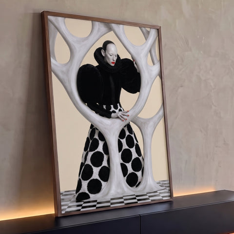 Dama de gola plissada e saia de bolinhas entre escultura branca sobre piso xadrez, quadro decorativo