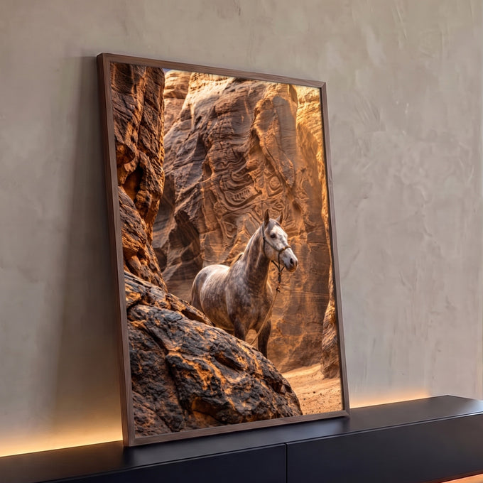 Quadro Decorativo Grande Cavalo Cinza para Sala Marrom | quadros decorativos para sala | cavalo cinza dapple entre paredões de arenito iluminados por luz dourada | Porao dos Quadros