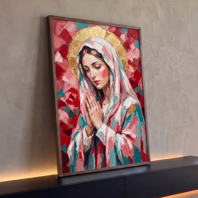 Quadro Decorativo Grande Nossa Senhora Vermelho para Sala | quadros decorativos para sala | Nossa Senhora em oração com véu rosa e turquesa, auréola dourada sobre fundo de rosas vermelhas | Porao dos Quadros