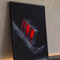Close de lanterna traseira vermelha de carro clássico preto com cromado e gotas de chuva, quadro decorativo
