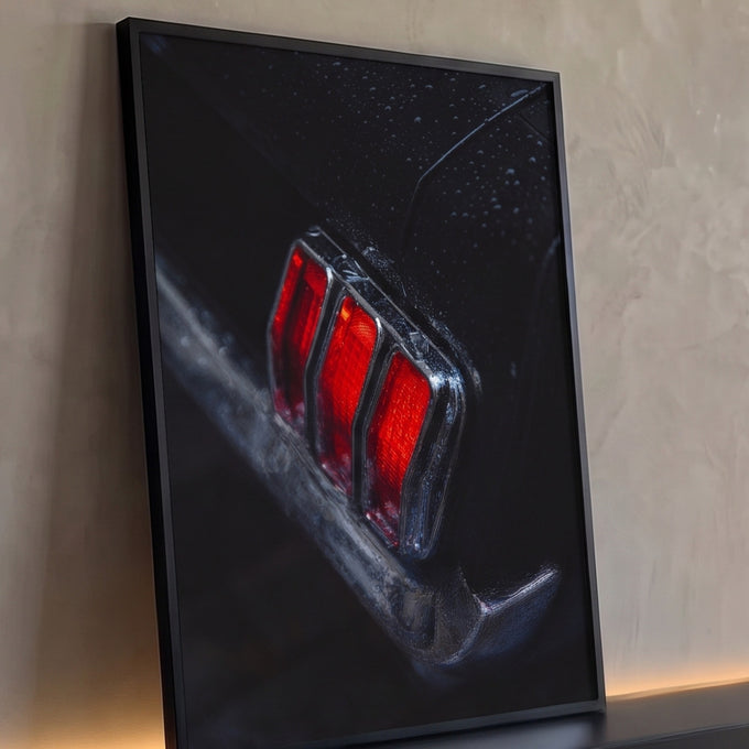 Close de lanterna traseira vermelha de carro clássico preto com cromado e gotas de chuva, quadro decorativo