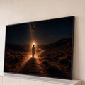 Jesus iluminado caminhando em trilha no deserto à noite sob a Via Láctea, quadro decorativo