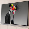 Figura surreal de terno e máscara feminina com rosto pintado em cores neon sobre fundo cinza, quadro decorativo