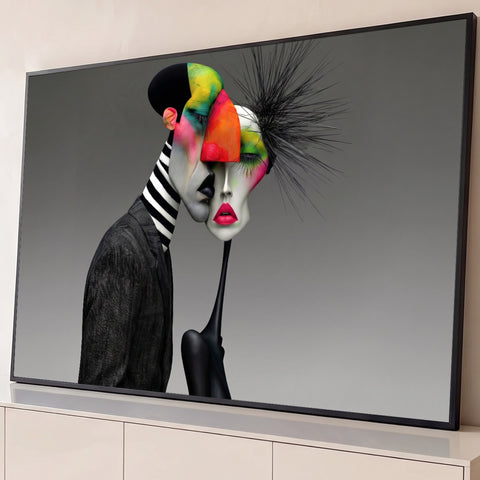 Figura surreal de terno e máscara feminina com rosto pintado em cores neon sobre fundo cinza, quadro decorativo