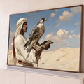 Beduíno de turbante branco segurando falcão na luva sob céu azul e dunas, pintura a óleo, quadro decorativo