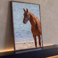 Cavalo castanho com cabresto azul na praia, mar ao fundo, pintura realista, quadro decorativo