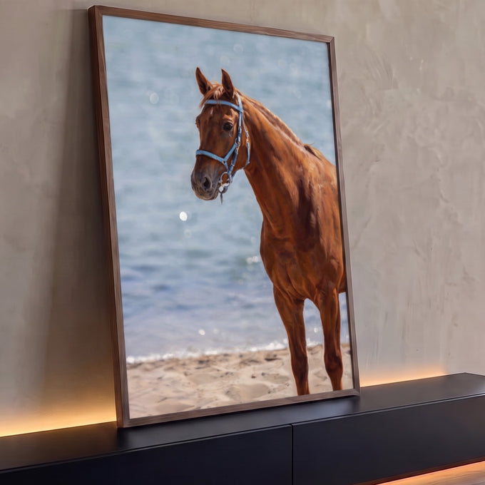 Cavalo castanho com cabresto azul na praia, mar ao fundo, pintura realista, quadro decorativo