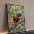 Pássaro lóris pousado em galho de eucalipto com flores rosa e fundo verde desfocado, quadro decorativo