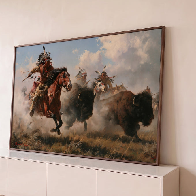 Quadro Decorativo Caçadores Indígenas Perseguindo Bisões | quadros decorativos para sala | guerreiros indígenas a cavalo perseguindo bisões em pradaria com poeira e céu nublado | Porao dos Quadros