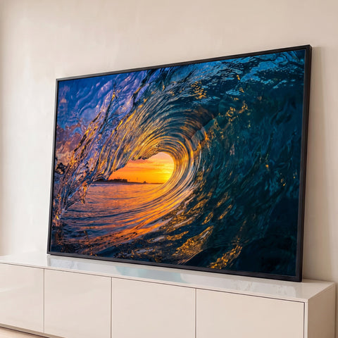 Tubo de onda do mar azul visto por dentro, com pôr do sol dourado ao fundo, quadro decorativo