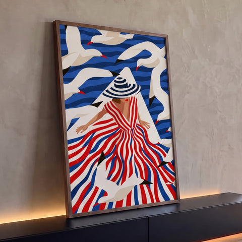 Mulher de chapéu e vestido listrado vermelho e branco entre gaivotas sobre mar azul, quadro decorativo
