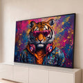 Quadro Decorativo Grande Tigre Hipster para Sala Rosa | quadros decorativos para sala | tigre com óculos rosa, fone de ouvido vermelho e jaqueta jeans sobre fundo colorido | Porao dos Quadros