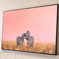 Pintura a óleo de duas zebras abraçadas no capim dourado sob céu rosa, quadro decorativo