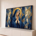 Nossa Senhora em prece com manto azul e auréola dourada sobre fundo geométrico, quadro decorativo
