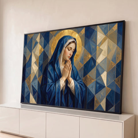 Nossa Senhora em prece com manto azul e auréola dourada sobre fundo geométrico, quadro decorativo
