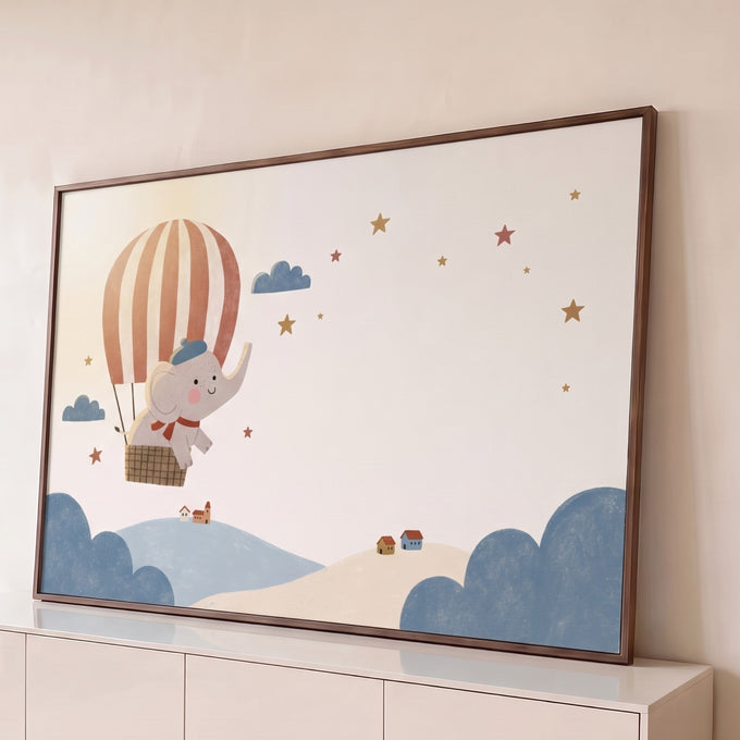 Elefante fofo de boina voando em balão listrado entre estrelas e nuvens em tons pastel, quadro decorativo