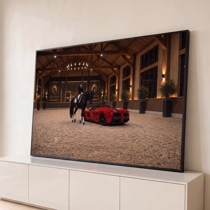 Carro esportivo vermelho ao lado de amazona em cavalo preto em picadeiro de madeira, quadro decorativo
