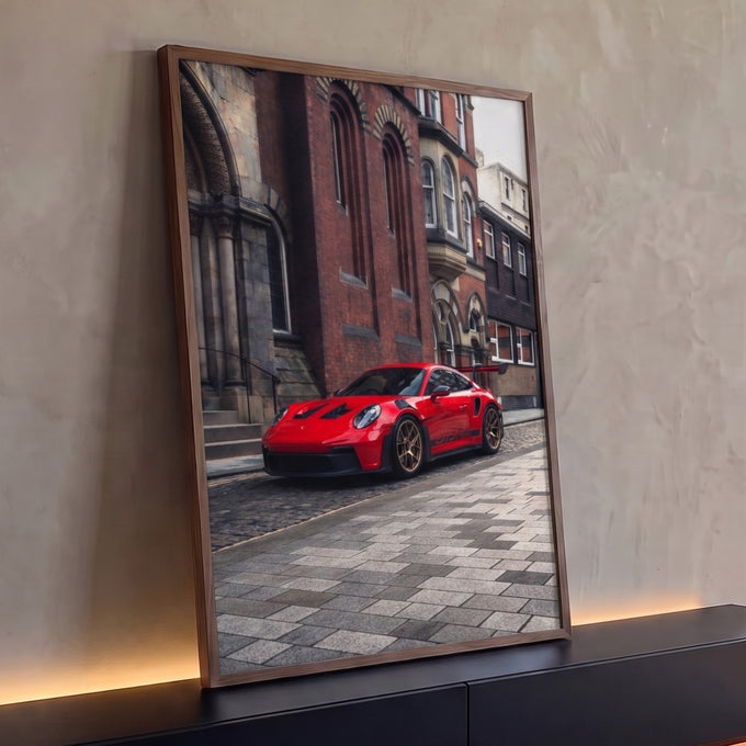 Porsche 911 GT3 RS vermelho com rodas bronze em rua histórica de paralelepípedos, quadro decorativo
