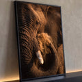 Close de elefante africano soprando poeira, presa e pele texturizada em luz quente, quadro decorativo