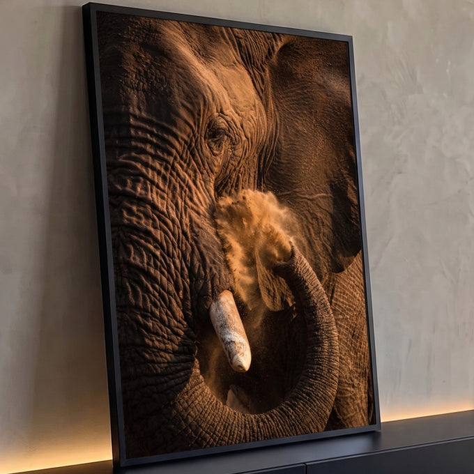 Close de elefante africano soprando poeira, presa e pele texturizada em luz quente, quadro decorativo