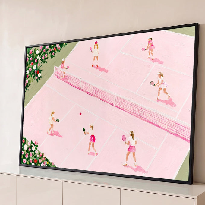 Quadro Decorativo Grande Quadra de Tênis para Sala Rosa | quadros decorativos para sala | quadra de tênis rosa vista de cima com oito jogadoras e roseiras nos cantos | Porao dos Quadros